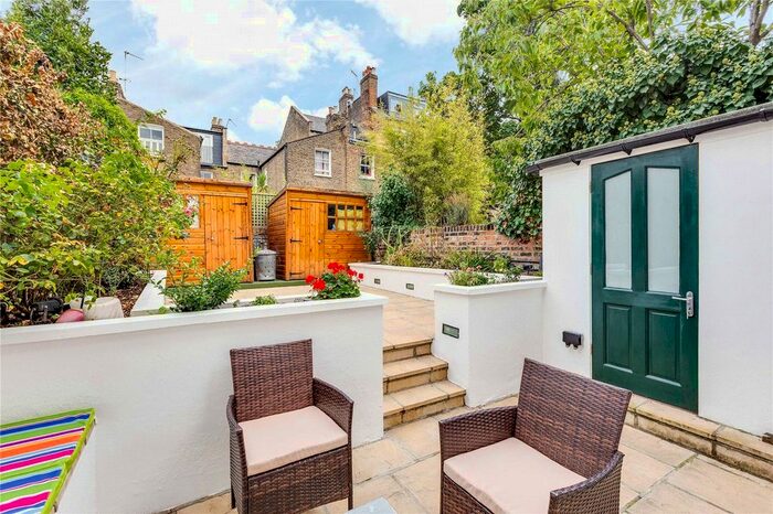 2 Bedroom Flat To Rent In Oaklands Grove, Shepherds Bush, W12