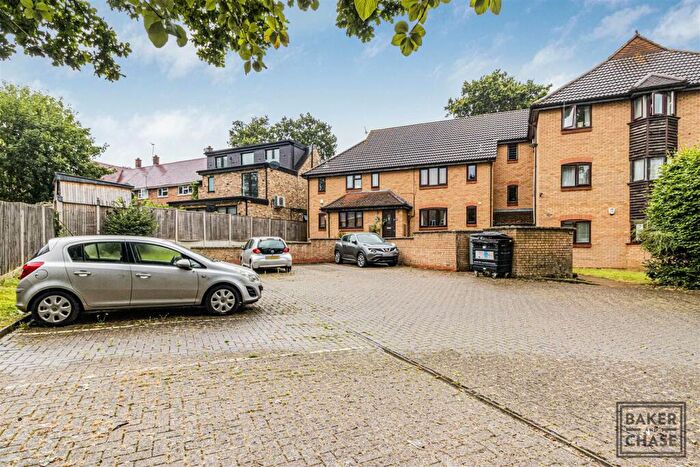 1 Bedroom Flat To Rent In Woodside Court, Perry Mead, Enfield, EN2