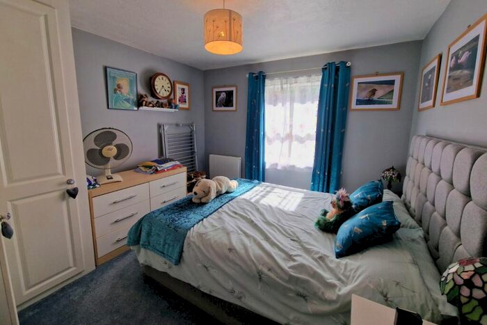2 Bedroom Flat For Sale In Cody Close, Ash Vale, Surrey, GU12