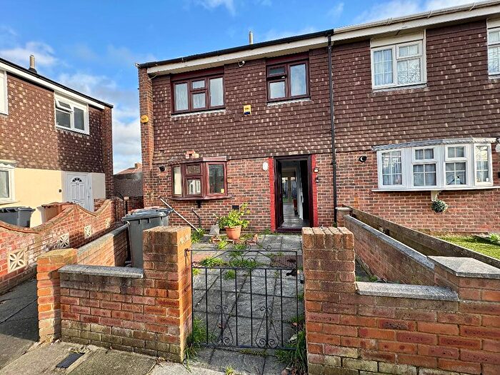 3 Bedroom End Of Terrace House To Rent In Claridge Road, Dagenham, Dagenham, RM8