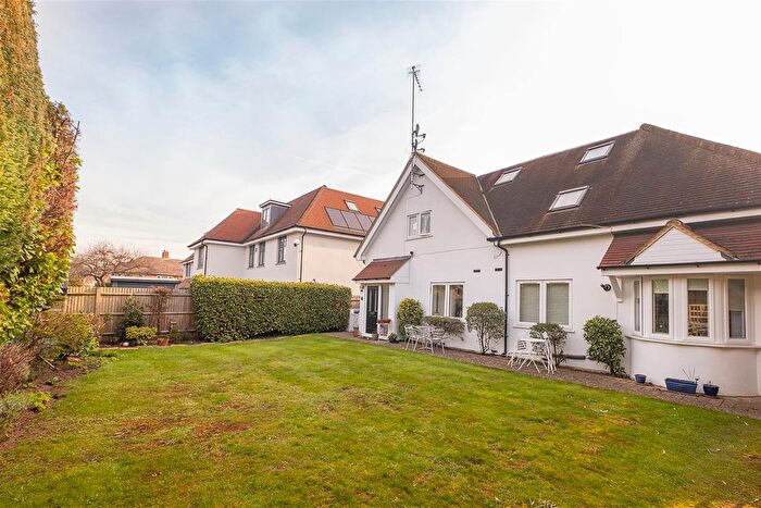 2 Bedroom Flat For Sale In Thistledene, Thames Ditton, KT7