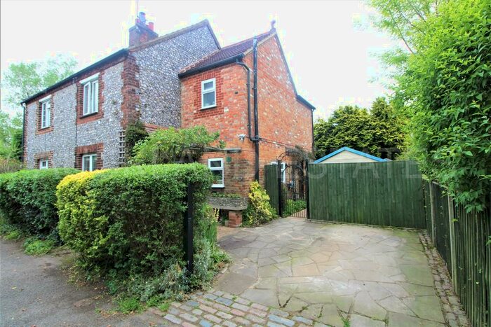 3 Bedroom Cottage For Sale In Warrengate Road, AL9