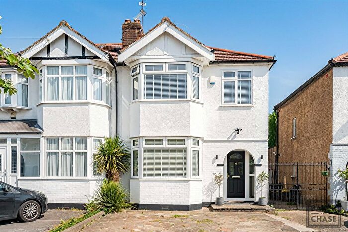 3 Bedroom Semi-Detached House For Sale In Tenniswood Road, Enfield, EN1