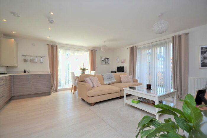 2 Bedroom Flat To Rent In Renwick Drive, Bromley, BR2