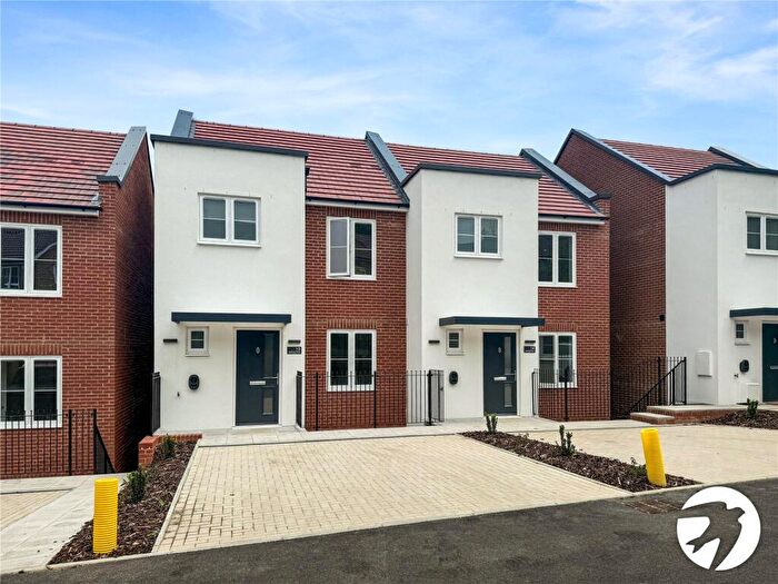4 Bedroom Semi-Detached House To Rent In Betteridge Close, Chatham, Kent, ME5