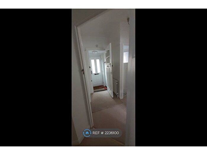 2 Bedroom Bungalow To Rent In Kingsmead, Barnet, EN5