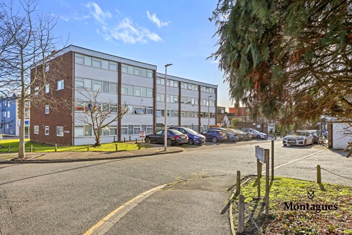 2 Bedroom Flat For Sale In The Chiltons, Grove Hill, South Woodford, E18