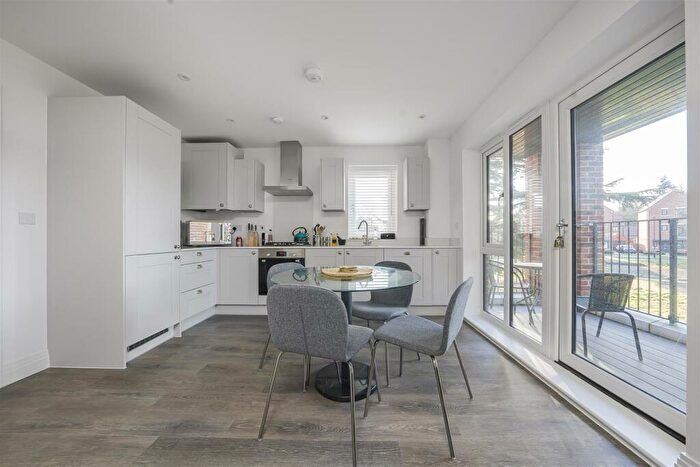 2 Bedroom Flat For Sale In Garrett Crescent, Ottershaw, KT16
