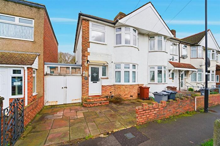 3 Bedroom End Terrace House For Sale In Saxon Avenue, Feltham, TW13