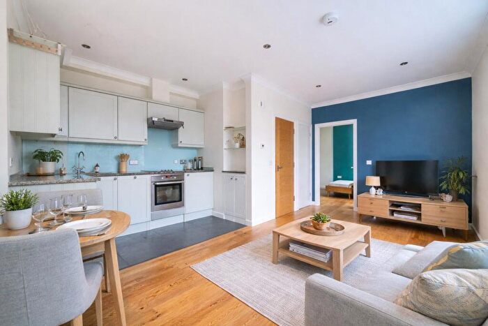 1 Bedroom Flat For Sale In Wey Hill, Haslemere, Surrey, GU27