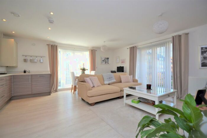 2 Bedroom Flat To Rent In Renwick Drive Bromley, BR2