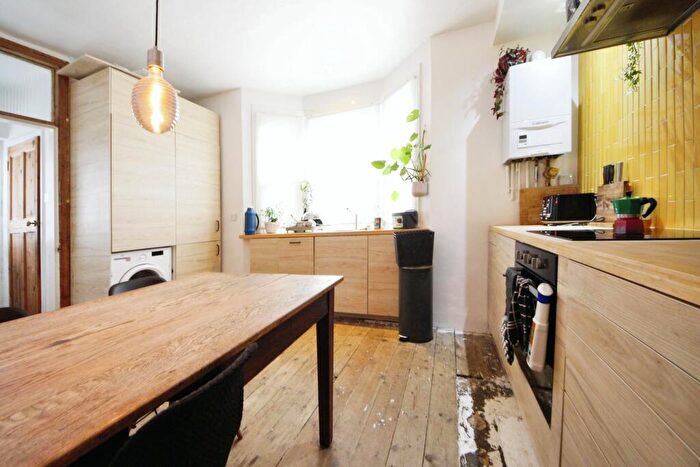 2 Bedroom Flat To Rent In Hardman Road, KT2