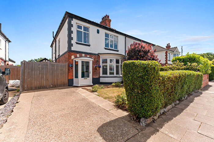 3 Bedroom Semi-Detached House For Sale In Park Avenue, Grimsby, DN32