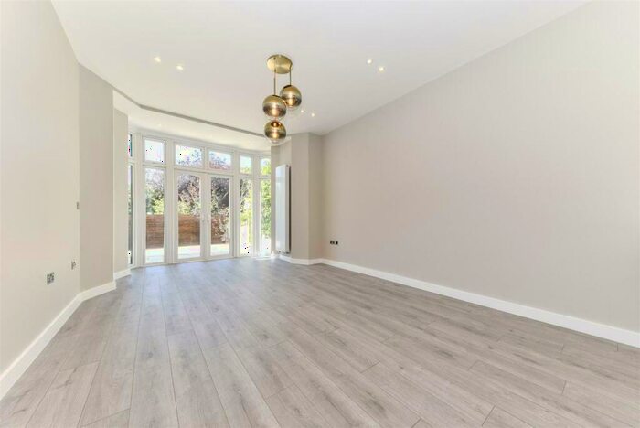 3 Bedroom Apartment To Rent In The Ridgeway, London, NW11