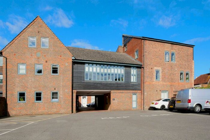 2 Bedroom Flat To Rent In South Street Chichester, PO19