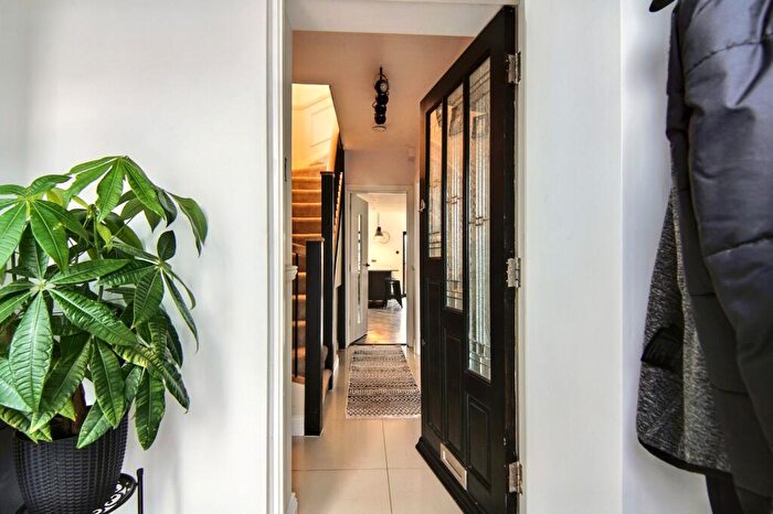 4 Bedroom Semi-Detached House For Sale In Rangoon Road, Solihull, B92