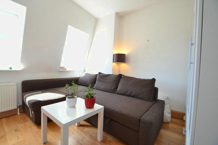 Studio To Rent In High Road, London, N2