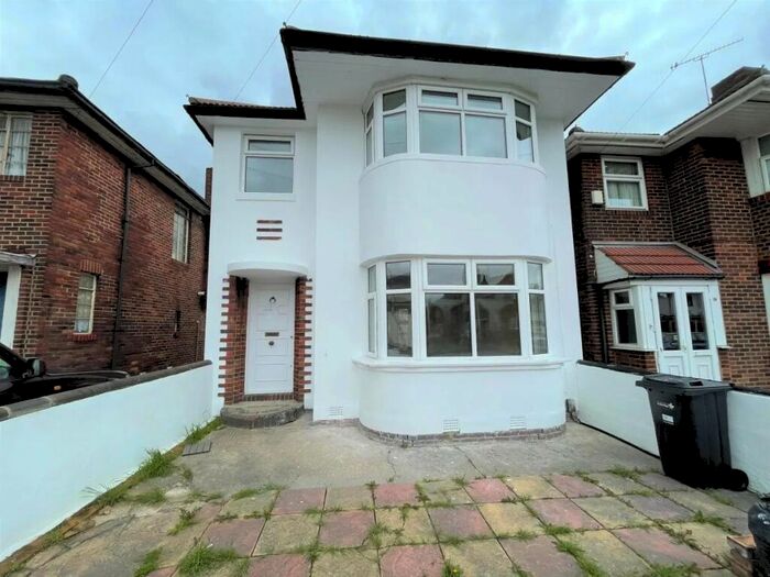 3 Bedroom Detached House To Rent In Forterie Gardens, Ilford, IG3