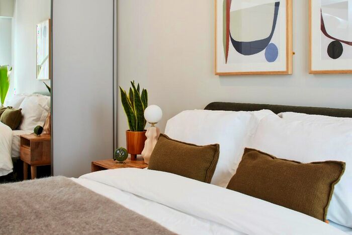 3 Bedroom Flat To Rent In Moat Street, London, SW11