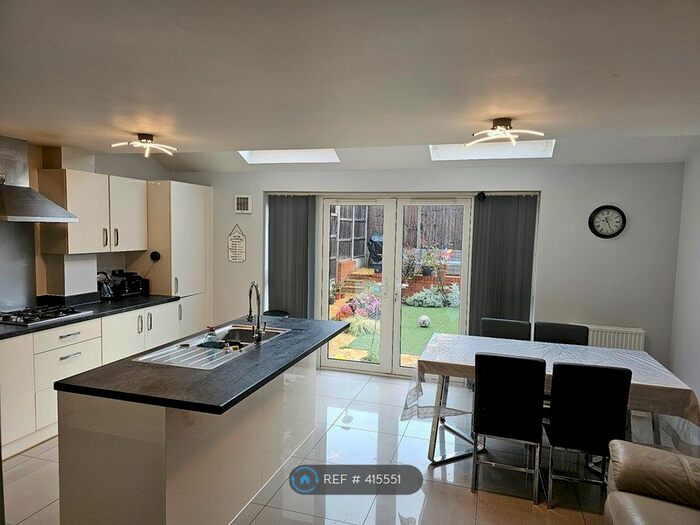4 Bedroom End Of Terrace House To Rent In Kenyon Way, Slough, SL3