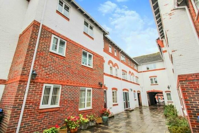 2 Bedroom Flat To Rent In Three Cuppes Lane, Salisbury, SP1