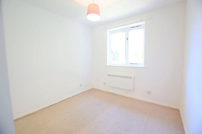 1 Bedroom Flat To Rent In Greenslade Road, Barking, IG11