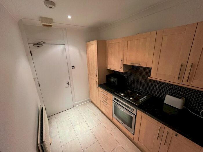 3 Bedroom Flat To Rent In Mertoun Place, Edinburgh, EH11