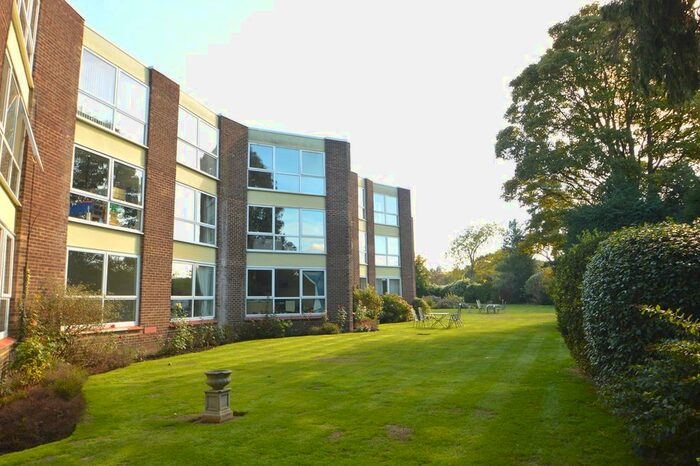 2 Bedroom Flat To Rent In Parkside Court, Weybridge, KT13
