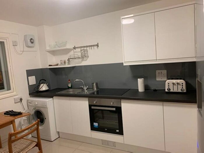 2 Bedroom Flat To Rent In Winchester Close, SE17