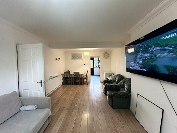 4 Bedroom Semi Detached House For Sale In Dagenham, RM8