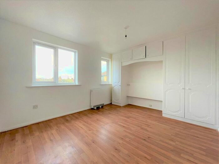 1 Bedroom Flat To Rent In Dunnock Close, London, N9