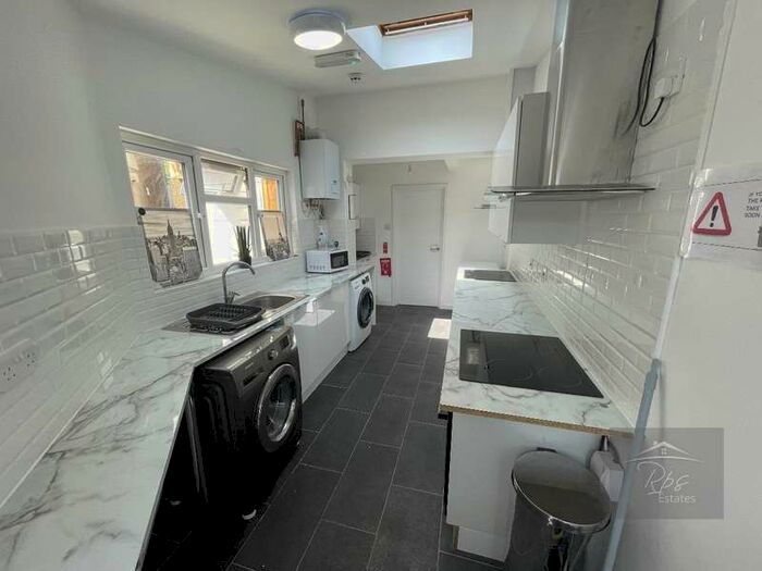 Flat To Rent In Black Rod Close, Hayes, UB3