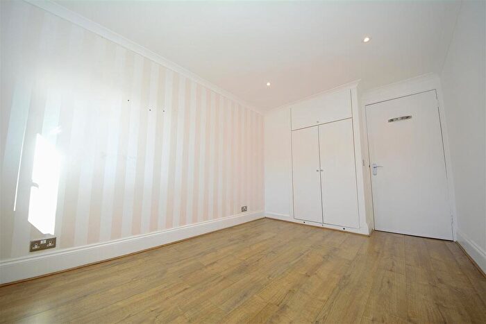 2 Bedroom Apartment To Rent In Deanery Close, London, N2
