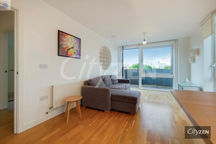 2 Bedroom Flat To Rent In Carpenter House, Trafalgar Gardens, London, E1