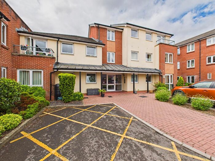 2 Bedroom Flat For Sale In London Rd, Cowplain, PO8