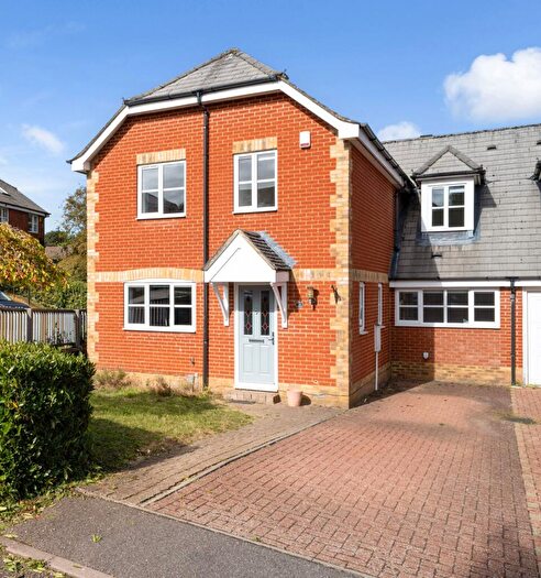 4 Bedroom Link Detached House For Sale In Otterton Close, Harpenden, Hertfordshire, AL5