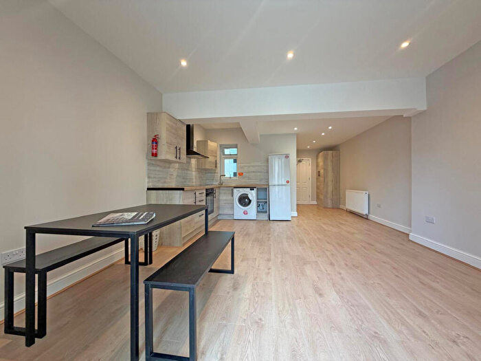 2 Bedroom Flat To Rent In Meanley Road, London, E12