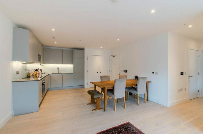 2 Bedroom Flat To Rent In Cobalt Place, Battersea Square, London, SW11