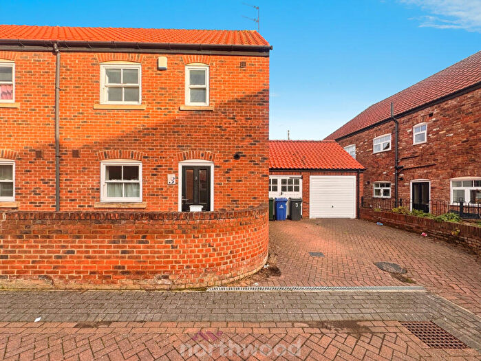 3 Bedroom Semi-Detached House For Sale In Rainbow Close, Thorne, Doncaster, DN8