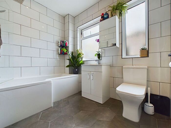 2 Bedroom Flat To Rent In South Street, Lancing, BN15
