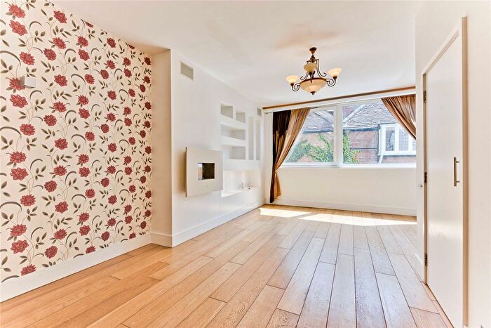2 Bedroom Flat To Rent In Portsmouth Road, Cobham, Surrey, KT11