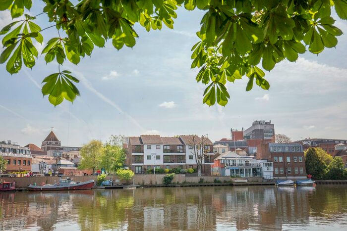 2 Bedroom Flat For Sale In Queens Reach, Kingston Upon Thames, KT1