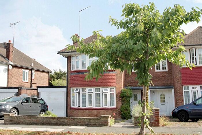 3 Bedroom Semi Detached House For Sale In South Lodge Drive, Oakwood, N14