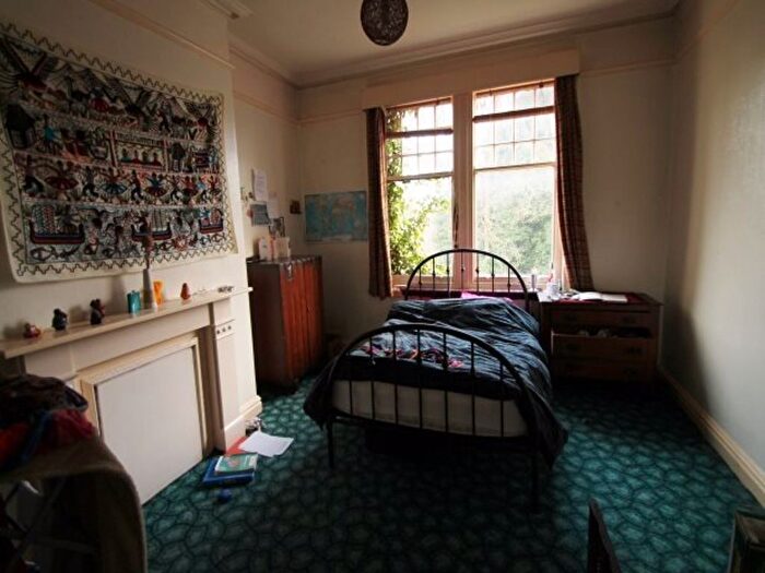 2 Bedroom Flat To Rent In C Holly Bank, Leeds, LS6