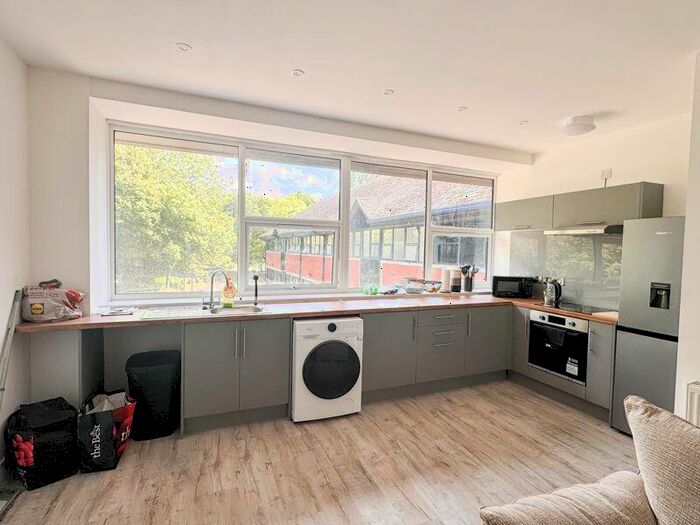 1 Bedroom Flat To Rent In Windsor Road, Trowbridge, BA14