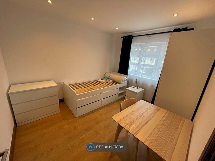 1 Bedroom Property To Rent In Ronelean Road, Surbiton, KT6