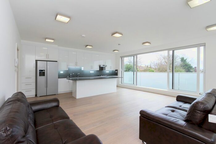 3 Bedroom Flat To Rent In Very Near The Common Area, Ealing, W5