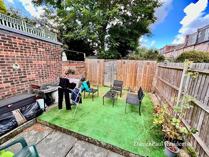 2 Bedroom Flat To Rent In Northfield Avenue, London, W13