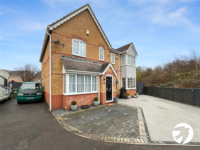 3 Bedroom Semi-Detached House For Sale In Yeates Drive, Kemsley, Sittingbourne, ME10