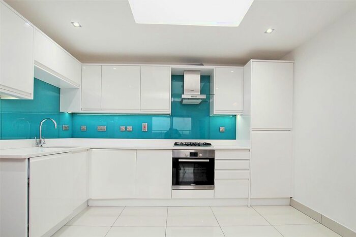 2 Bedroom Flat To Rent In Copperfield Road, Mile End, London, E3